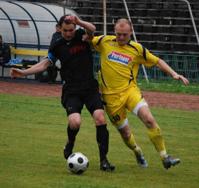 Grzegorz Tobiszewski (z prawej) zdobył zwycięską bramkę dla Juventy Perfopol w meczu z Kmitą Zabierzów.