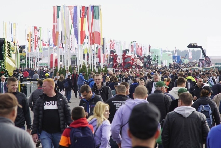 Targi Agro Show w Bednarach jak co roku przyciągają tłumy...