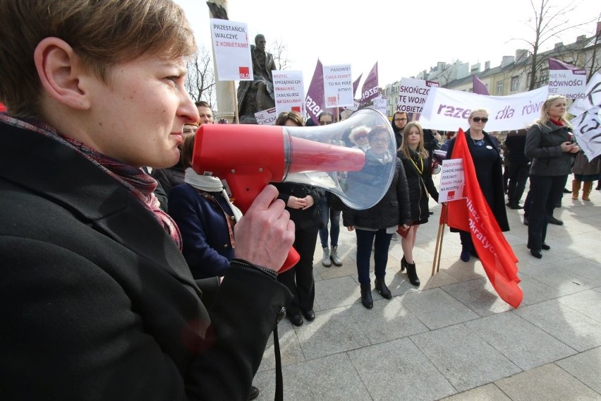 Manifestacja w Kielcach w obronie praw kobiet 