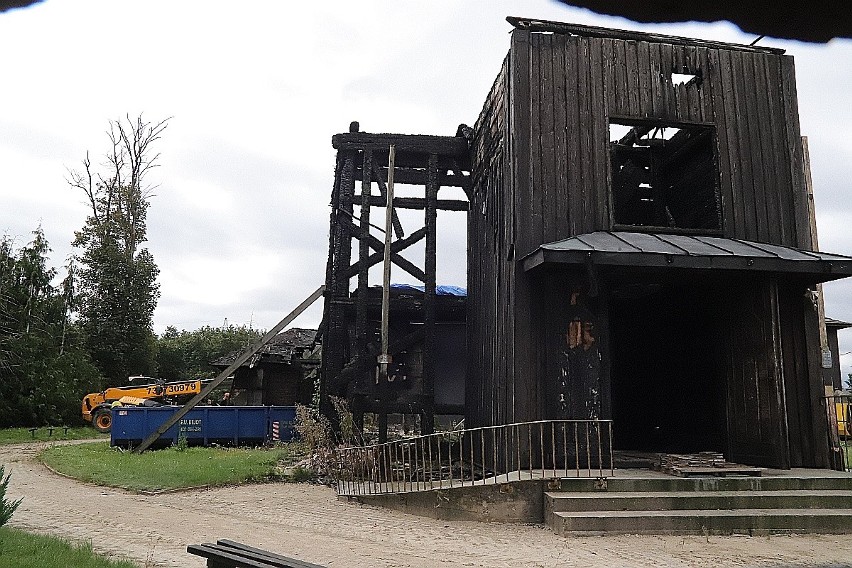 Rozpoczęła się rozbiórka spalonego kościoła w Mileszkach [ZDJĘCIA]