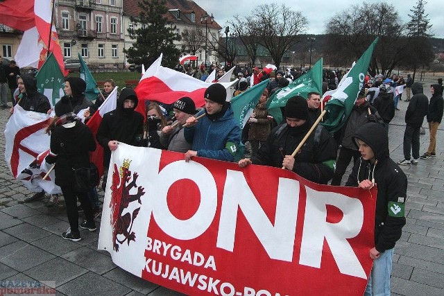 Ponad sto osób z transparentami Obozu Narodowo-Radykalnego przeszło w niedzielne popołudnie głównymi ulicami Włocławka. Słychać było hasła "Narodowy Włocławek", "Śmierć wrogom Ojczyzny" i "A na drzewach zamiast liści będą wisieć komuniści". Trasa przemarszu wiodła ze Starego Rynku przez plac Wolności do pomnika AK w parku Łokietka.