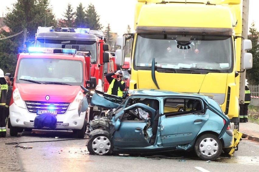 Wypadek w w Brzezinach pod Kielcami. Kierowca osobówki zmarł w szpitalu