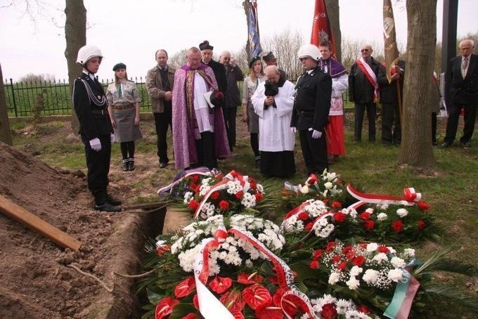 TRYSZCZYN - miejsce pamięci narodowej - uroczyste pochowanie urny z procham