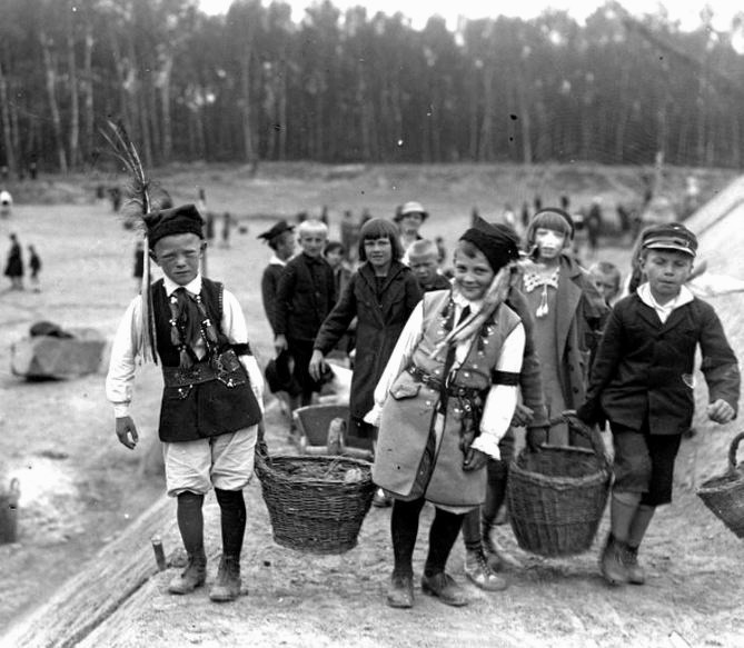 W sypaniu kopca brały udział również dzieci. Maj 1935 r.