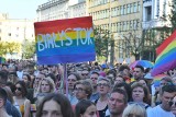 Plac Wolności: Tłumy na manifestacji "Poznań przeciw przemocy". Uczestnicy sprzeciwiają się wydarzeniom z Marszu Równości w Białymstoku