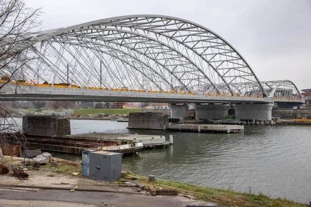 Postępują prace związane z budową ostatniego z trzech nowych mostów kolejowych nad Wisłą w Krakowie.