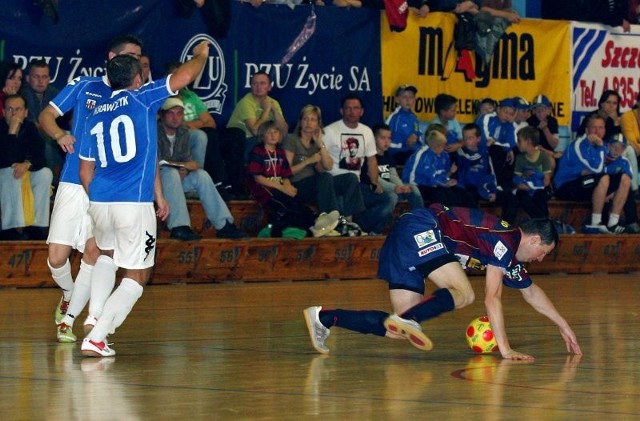 Miejmy nadzieję, że po dwóch pierwszych meczach u siebie futsaliści Pogoni'04 już się pozbierali (z prawej Siergiej Kostiuczenko) i w trzecim spotkaniu zdobędą trzy punkty.