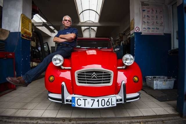 Jerzy Cemler również będzie uczestniczył w światowym zlocie Citroen 2CV ze swoim czerwonym  Citroenem 2CVJerzy Cemler również będzie uczestniczył w światowym zlocie Citroen 2CV ze swoim czerwonym  Citroenem 2CV