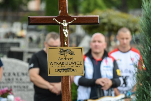 W czwartek, 5 września odbył się pogrzeb Andrzeja Wyrąbkiewicza. W ostatniej drodze byłemu toromistrzowi Polonii towarzyszyli m.in. przedstawiciele bydgoskiego środowiska żużlowego: działacze, zawodnicy, mechanicy. Gdy trumnę opuszczano do grobu, rozległ się warkot żużlowych maszyn... Andrzej Wyrąbkiewicz zmarł w wieku 65 lat.ZOBACZ ZDJĘCIA Z CEREMONII POGRZEBOWEJ >>>