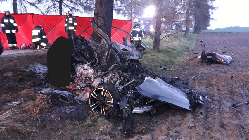 Wypadek i pożar BMW w pobliżu miejscowości Rutkowskie Małe....