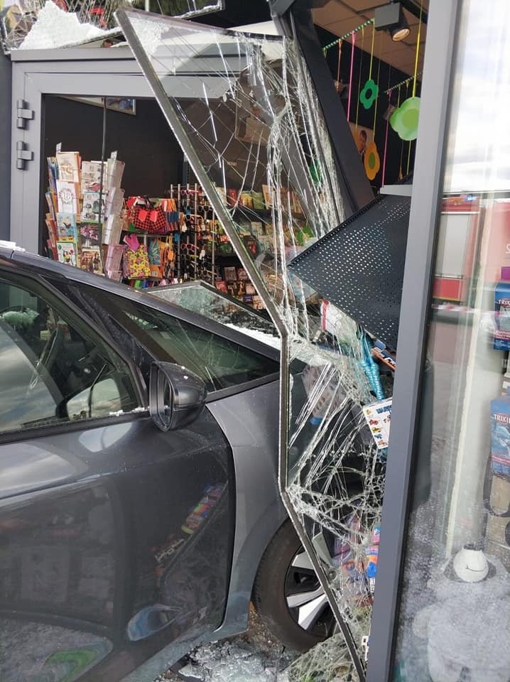 Samochód osobowy uderzył w witrynę sklepową....
