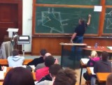 Wykładowca Politechniki śpiewa i kreśli na tablicy. A studenci nagrywają (ZOBACZ FILM)