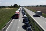 Polacy ruszyli na długi weekend majowy. Uwaga kierowcy! Gigantyczne korki na autostradach