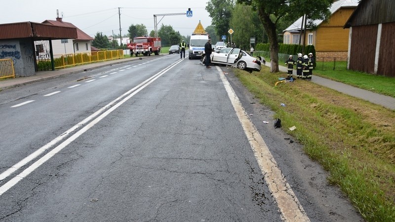 Zderzenie opla ze skodą w Moderówce na trasie Krosno-Jasło. 1 osoba nie żyje, 5 w szpitalu