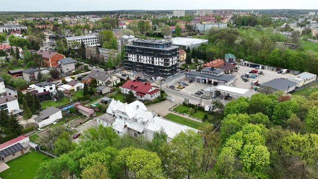 Tak prezentuje się apartamentowiec City Park w Starachowicach z lotu ptaka