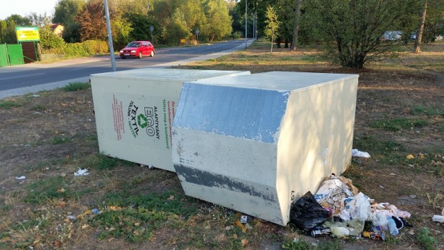 Widok przewróconych kontenerów i zalegających śmieci denerwuje mieszkańców Strzelec Opolskich.