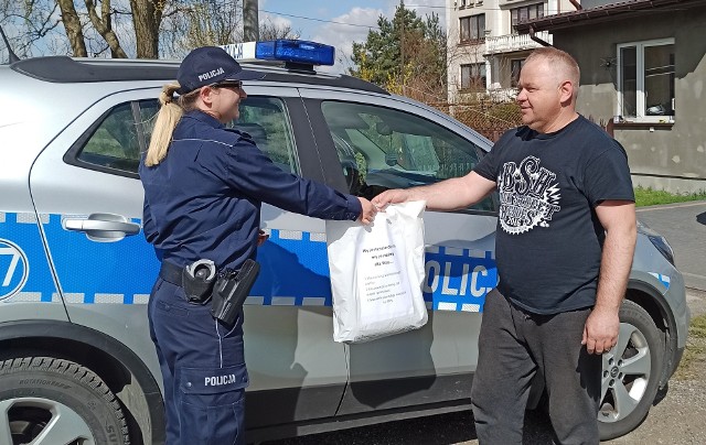 Radosław Kujawiak w imieniu Urzędu Gminy w Starej Błotnicy przekazał maseczki ochronne policjantom z Komendy Powiatowej Policji w Białobrzegach.