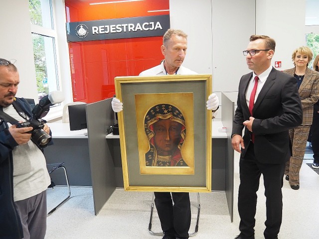 Wizerunek Czarnej Madonny podarowany papieżowi Janowi Pawłowi II wrócił do Polski i zawisł w nowym skrzydle szpitala Bonifratrów