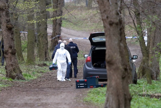 Ciało dziewczynki odnalazł spacerujący po parku mężczyzna.