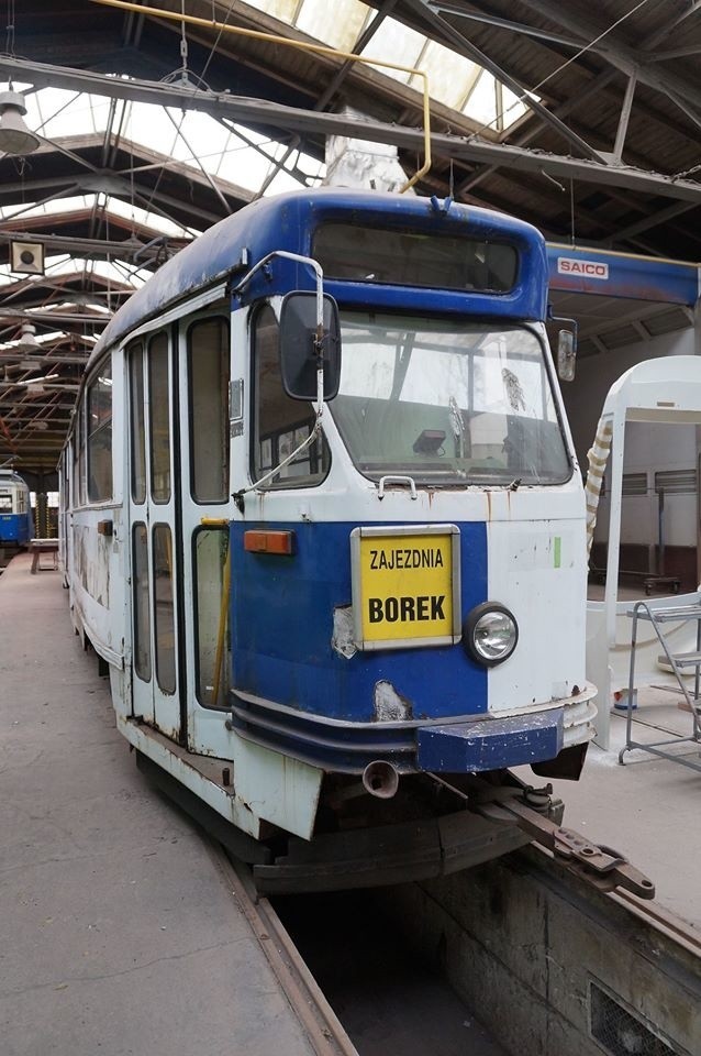 Wrocław: Trwa remont zabytkowego tramwaju (ZDJĘCIA)