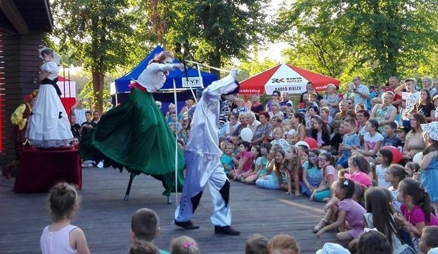 Na spotkanie pod hasłem „Bliżej Teatru” przybył tłum dzieciaków wraz z rodzinami.