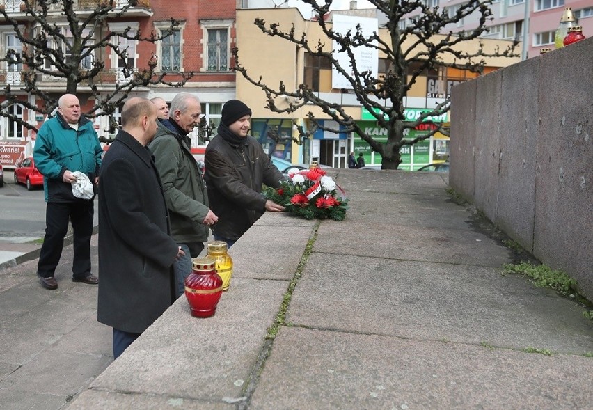 26 kwietnia. Złożyli kwiaty pod Pomnikiem Wdzięczności [zdjęcia, wideo]  