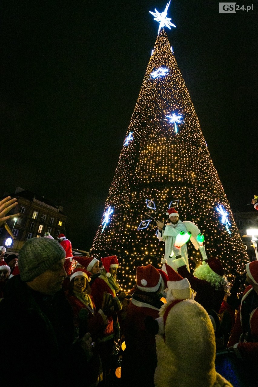 Parada Mikołajów rozpoczęła Jarmark Bożonarodzeniowy w Szczecinie. Iluminacja najwyższej choinki [ZDJĘCIA]