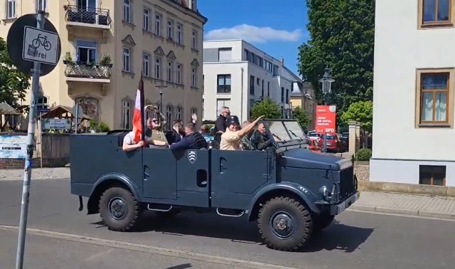 Wideo z Drezna opublikowane na platformie X pokazuje dziewięciu mężczyzn w przemalowanej wojskowej furgonetce. Jeden z nich miał na sobie stalowy hełm, inny trzymał dużą flagę Rzeszy.