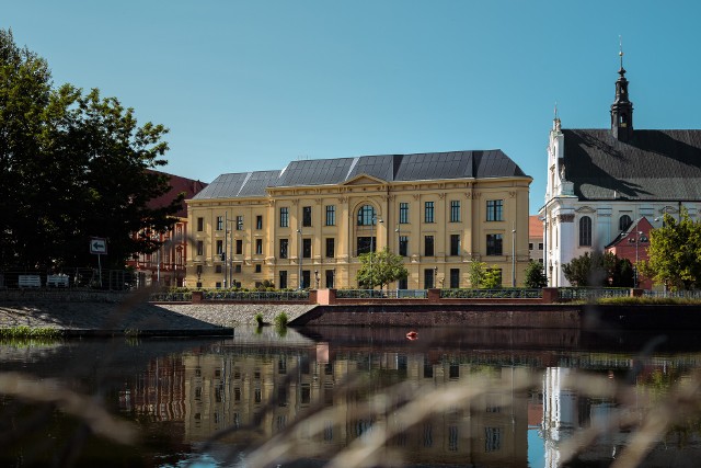 W dostojnym, 150-letni gmachu u zbiegu ulic Grodzkiej i Szewskiej, pomiędzy Ossolineum a głównym gmachem uniwersytetu kończy się remont. Po studentach farmacji będą tam biura oddane do użytku na początku sierpnia. Biurowce nosić będą nazwę L’UNI