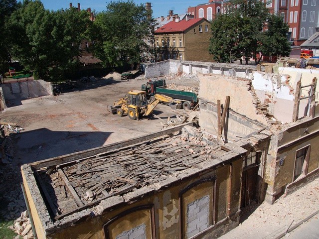 Po wyburzeniach przy ulicy Zamkowej miasto odzyska cenną działkę w centrum Szczecinka.