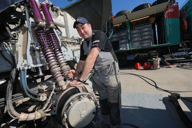 Darek Rodewald jest mechanikiem pokładowym w teamie Gerarda de Rooya. Startują w Rajdzie Dakar w kategorii ciężarówek.