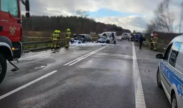 Wypadek w Godętowie w gminie Łęczyce [14.01.2013]. Zderzyły się 4 osobówki!