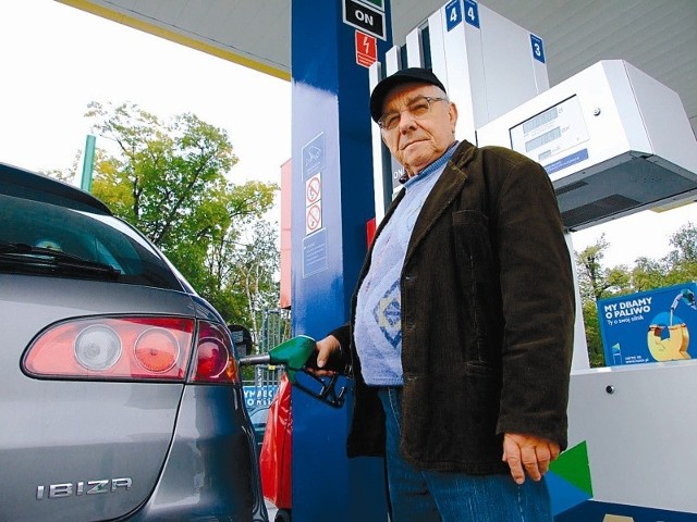 - W Strzelcach Opolskich paliwo jest droższe o kilkanaście groszy niż w dużych miastach - mówi Edward Juszczyk, kierowca. (fot. Radosław Dimitrow)