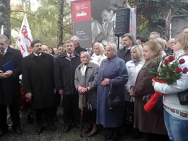 Na otwarcie wystawy przyjechała Marianna Popiełuszko (w środku z laską), mama ks. Jerzego