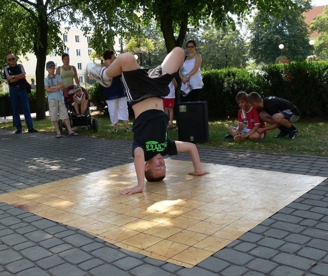 W ramach akcji "Lato w mieście&#8221; obok tarnobrzeskiej fontanny odbył się pokaz tańca break-dance.