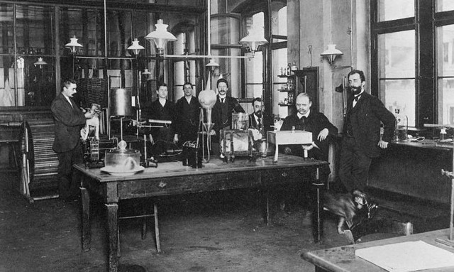 Labolatorium Heinricha Dresera, w którym pracował razem z Felixem Hoffmannem. 1897 rok.