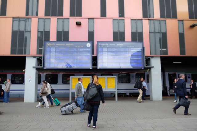 Niektórzy pasażerowie musieli liczyć się z ponadgodzinnym opóźnieniem. Przedstawiciele Urzędu Marszałkowskiego przyznają, że dla Kolei Wielkopolskich to może oznaczać duże straty