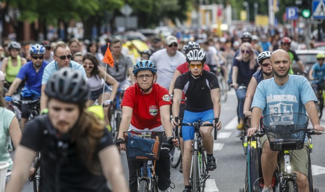 Rowerzysta z telefonem komórkowym przy uchu odpowiada tak samo jak kierowca, choć bez punktów karnych – grozi mu mandat w wysokości 200 złotych.  Czytaj dalej ------------>