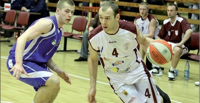 Łukasz Grzegorzewski (z piłką) był wczoraj jednym z najjaśniejszych punktów Spójni.