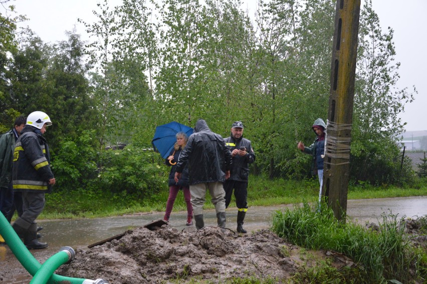 Łaganów. Strażacy i pompa zapobiegli kolejnemu zalaniu wsi [ZDJĘCIA, WIDEO]