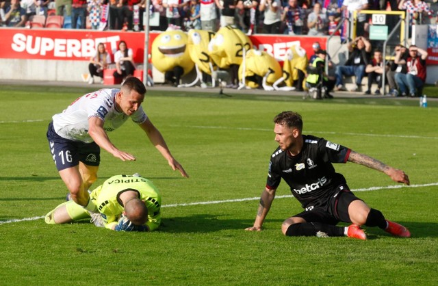 Mecz z Pogonią zobaczył na Arenie Zabrze stał na świetnym poziomie.Zobacz kolejne zdjęcia. Przesuwaj zdjęcia w prawo - naciśnij strzałkę lub przycisk NASTĘPNE