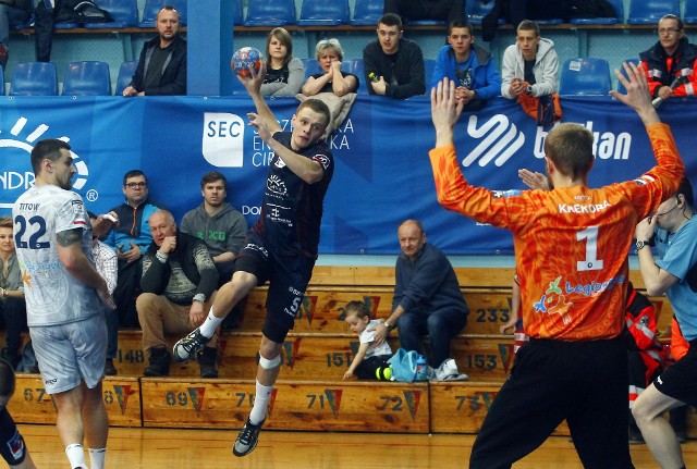 Jakub Radosz podczas meczu Sandra Spa Pogoń Szczecin - KPR Legionowo (25:23).