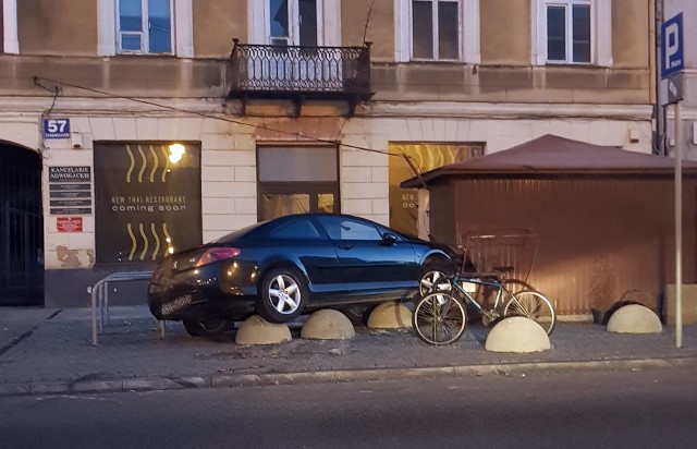 Samochód zawisł dwoma kołami na betonowych, półkolistych zaporach na chodniku u zbiegu ulic Żeromskiego i Słowackiego w Radomiu.