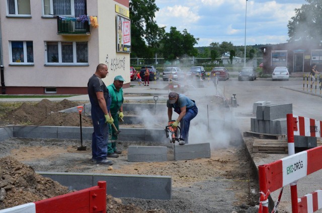 Przy ul. Toruńskiej 99, w miejscu zniszczonego trawnika, budowane są utwardzone miejsca postojowe