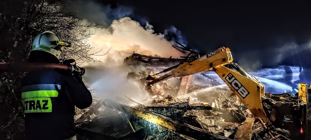 Kilkanaście zastępów strażaków z jednostek OSP oraz PSP brało udział w akcji gaśniczej w Strzeszynie, gdzie doszło do pożaru domu