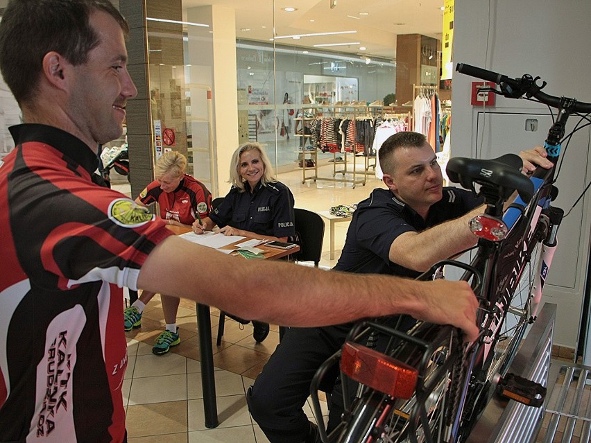 Krzysztof Jankowski z "Kalinki" pomagał w znakowaniu rowerów...