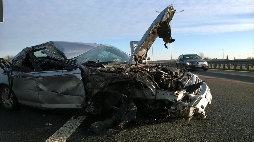 Wypadek przy AOW. Auto osobowe zderzyło się z tirem (FILM Z WYPADKU, ZDJĘCIA)