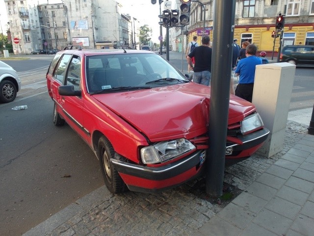 Auto zatrzymało się na latarni tarasując przejazd ul. Kopernika