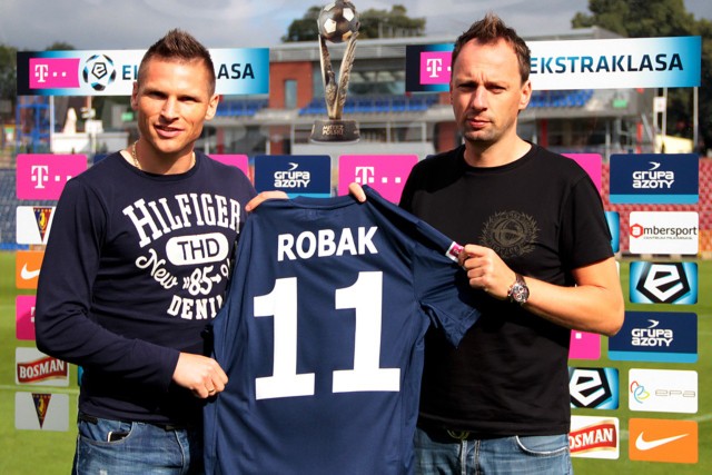 Marcin Robak (z lewej) podpisał kontrakt z Pogonią Szczecin.