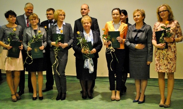 Nagrodzeni nauczyciele z pracownikami starostwa.